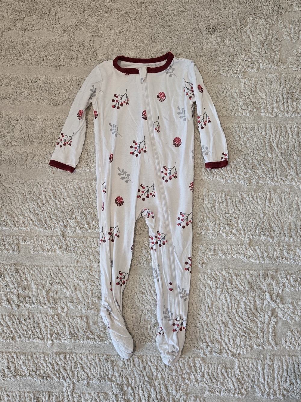 Kyte BABY White Zippered One-Piece Footie Red Holly Berry Print 6-12m